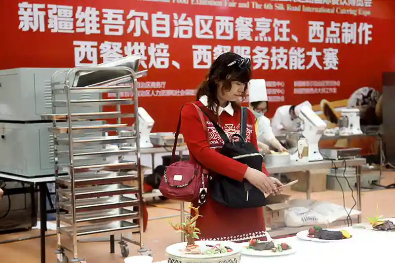 西点药业收盘上涨0.04%，滚动市盈率52.32倍