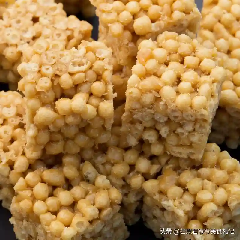 这是一道名不副实的美味糕点，也是荆州人过年的必备零食