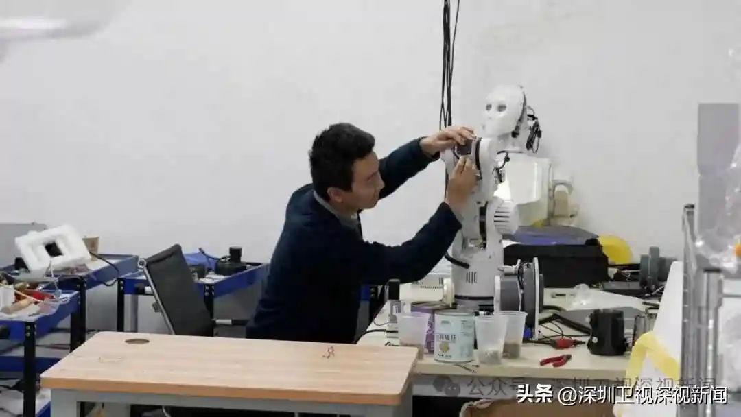 会拉花的咖啡师是机器人？这位工程师“玩”出海 | 先行故事汇