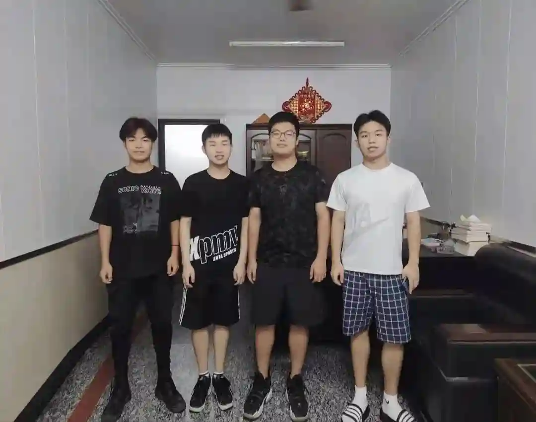 温州四胞胎兄弟龙虎彪豹上大学啦，家里曾请过三个保姆，老大温中毕业