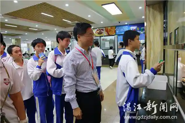 湛江学校“陪餐制”温情落地 师生同桌就餐成“标配”