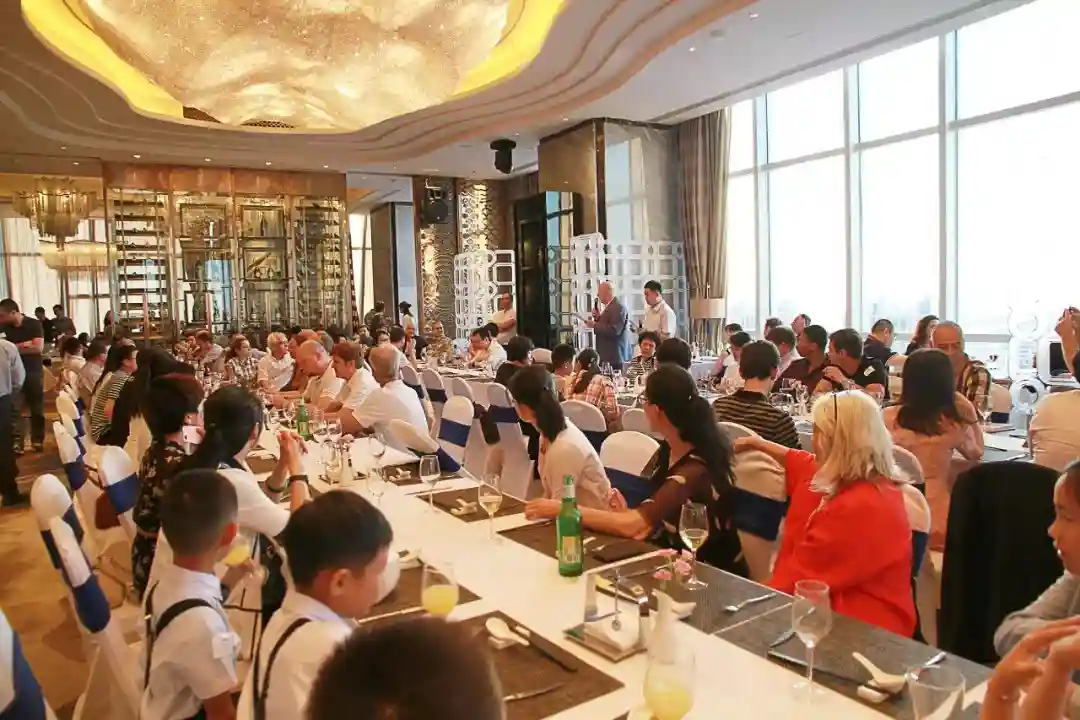 万达文华Western Get-together | 外国人在烟台——因爱恋共欢聚
