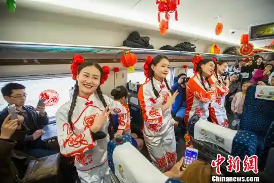 旅客西成高铁上猜灯谜闹元宵