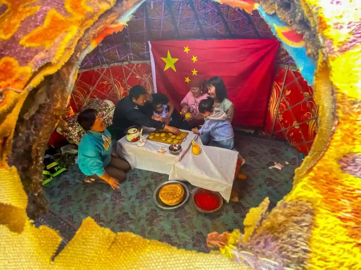 新疆伊犁：别样中秋 亲戚教我做月饼
