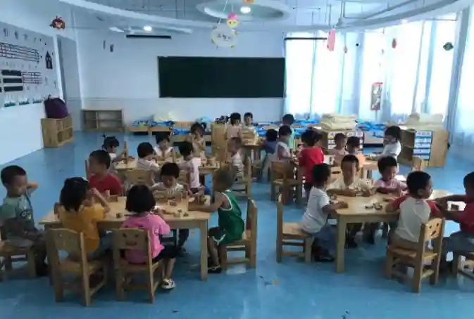 福州幼儿园老师晒学生伙食，学费8000，天天萝卜豆腐，家长：退钱
