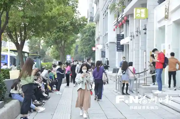 “指‘尚’东街口”爆品直播如约而至