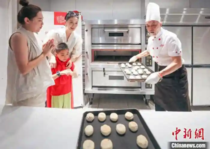 苏州两岸婚姻家庭学做苏式月饼迎中秋