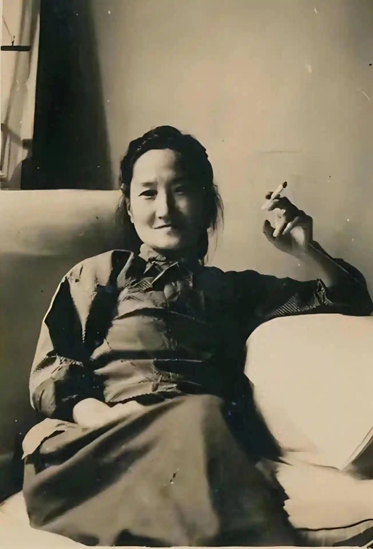 1957年，陆小曼在寓所发呆，当年女神，成了普通老太太，令人唏嘘