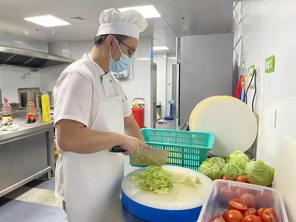 幼儿园的厨房，隐藏着一名五星级酒店大厨，爸爸：想多陪一下女儿
