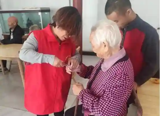 “志”敬老人｜“做年轻的大人陪伴年长的孩子”河南志愿者多种方式献礼重阳节