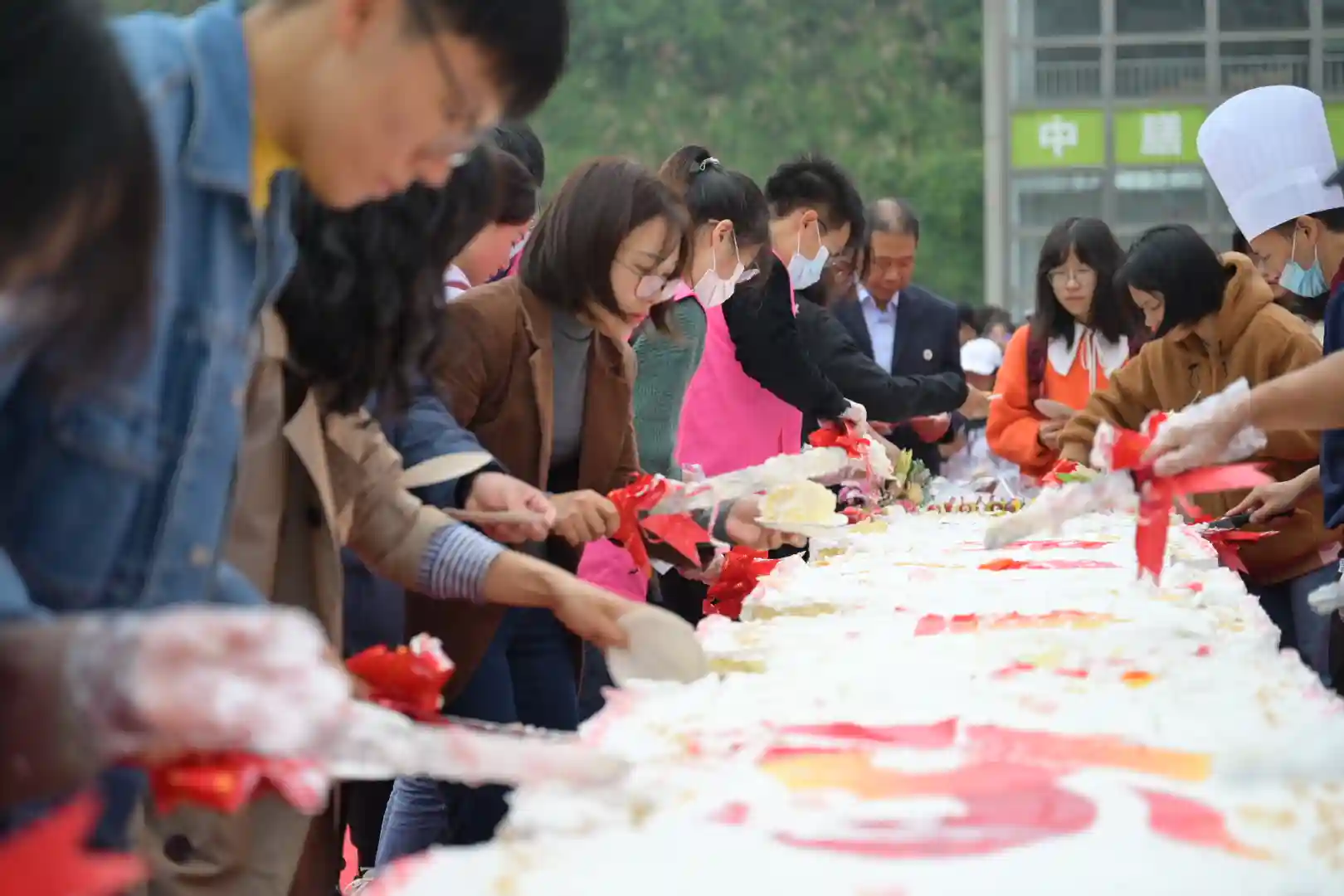 8米长生日蛋糕！重医师生共同分享建校65周年喜悦
