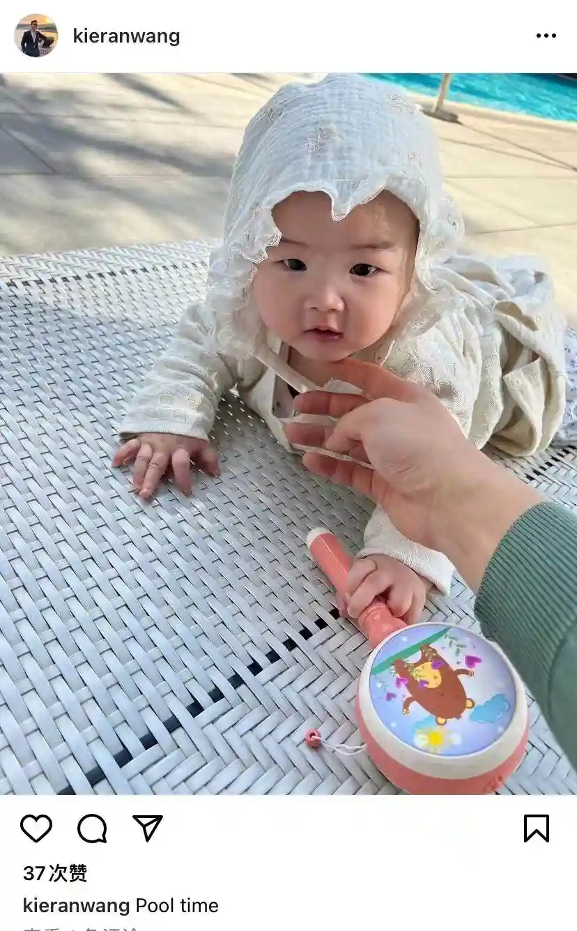朱珠女儿6个月就学游泳，握拨浪鼓萌态十足，戴蕾丝帽精致似公主