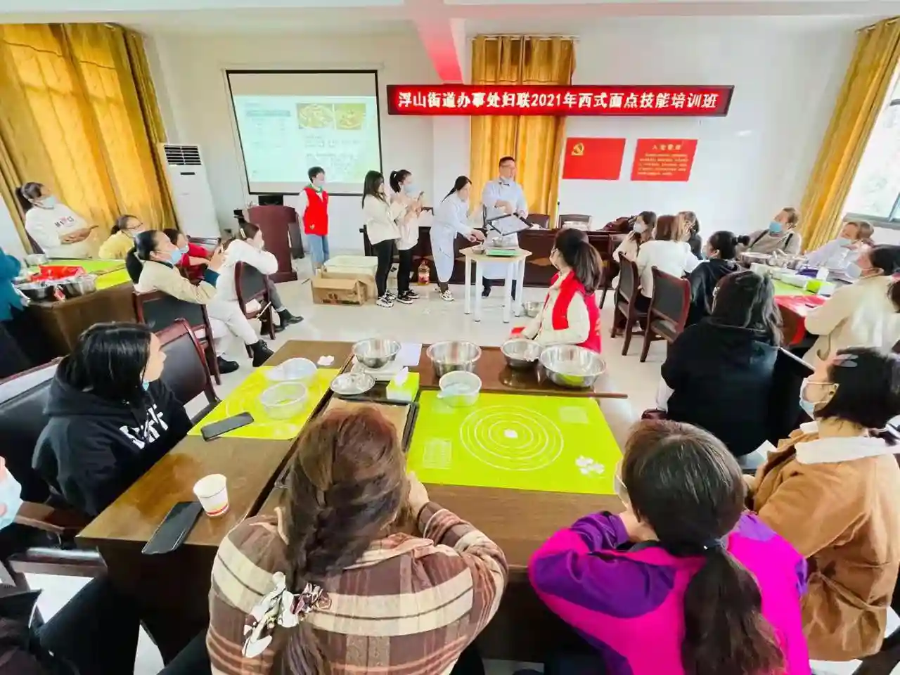 增强就业能力 尽享烘焙乐趣 浮山街道办事处妇联举办西点师培训班