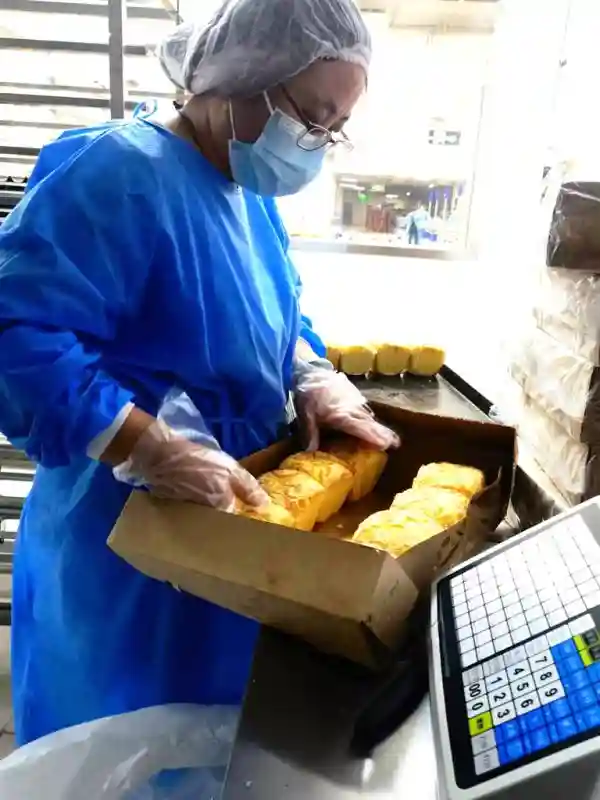 致敬劳动者｜疫情下的面包烘培师：订单剧增，每天睡3~5小时是常态