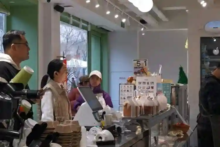 平均约6米就有一家咖啡店！普陀这条咖啡文化街是怎么形成的？生意如何？
