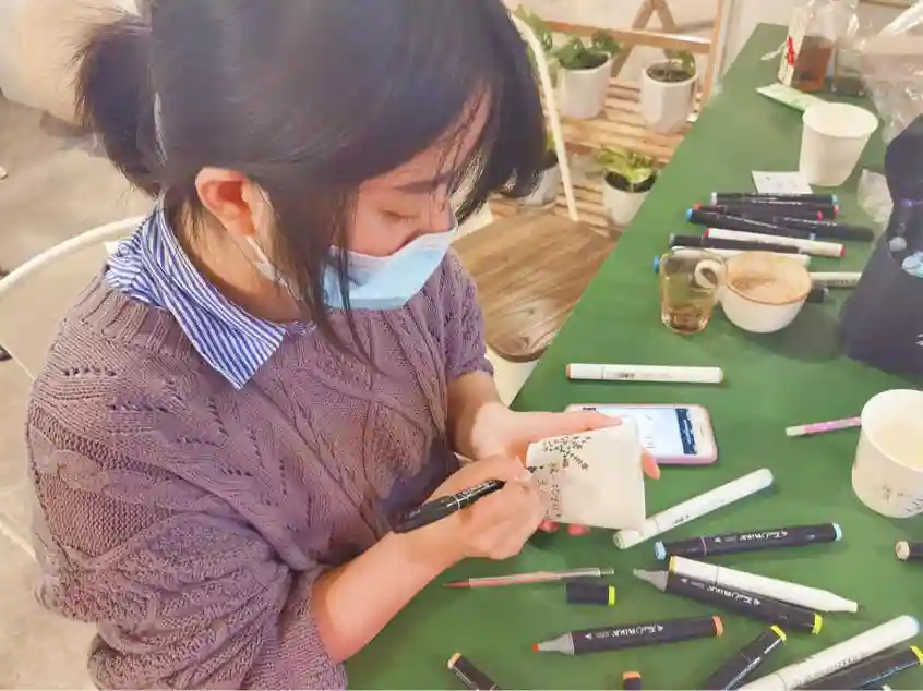 兰州：“90后”女孩儿送手绘咖啡温暖抗疫一线