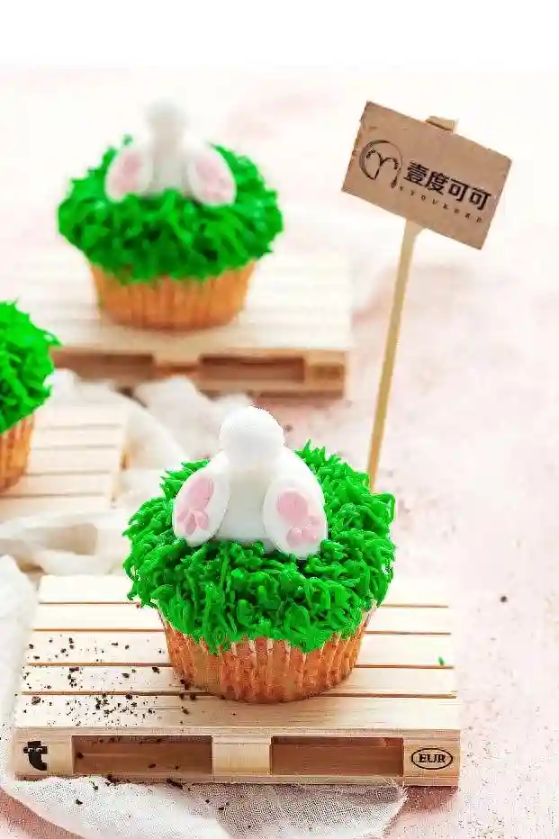 #纸杯蛋糕#这是一系列新的装饰纸杯蛋糕，可爱的小兔子蛋糕制作