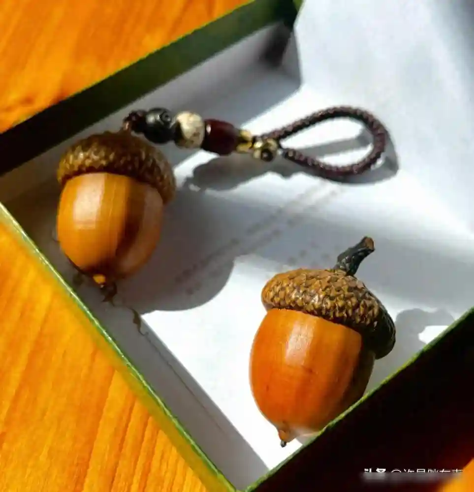 用冰河世纪里小松鼠同款橡果做些小挂件，好可爱！实现童年的梦想