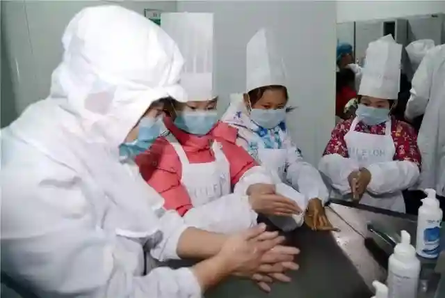 红晚小记者昭乌达小学分站走进喜利来 萌娃变身糕点师