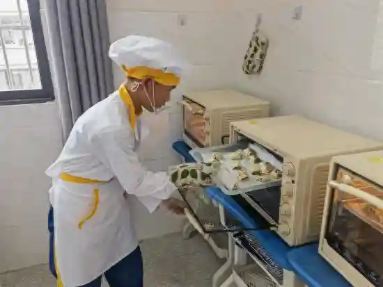 江西吉安县：学子摇变烘焙达人