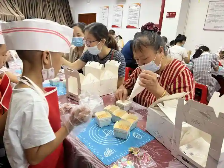 小小烘焙师营业啦！福城街道大水坑社区亲子蛋糕烘焙课回味无穷