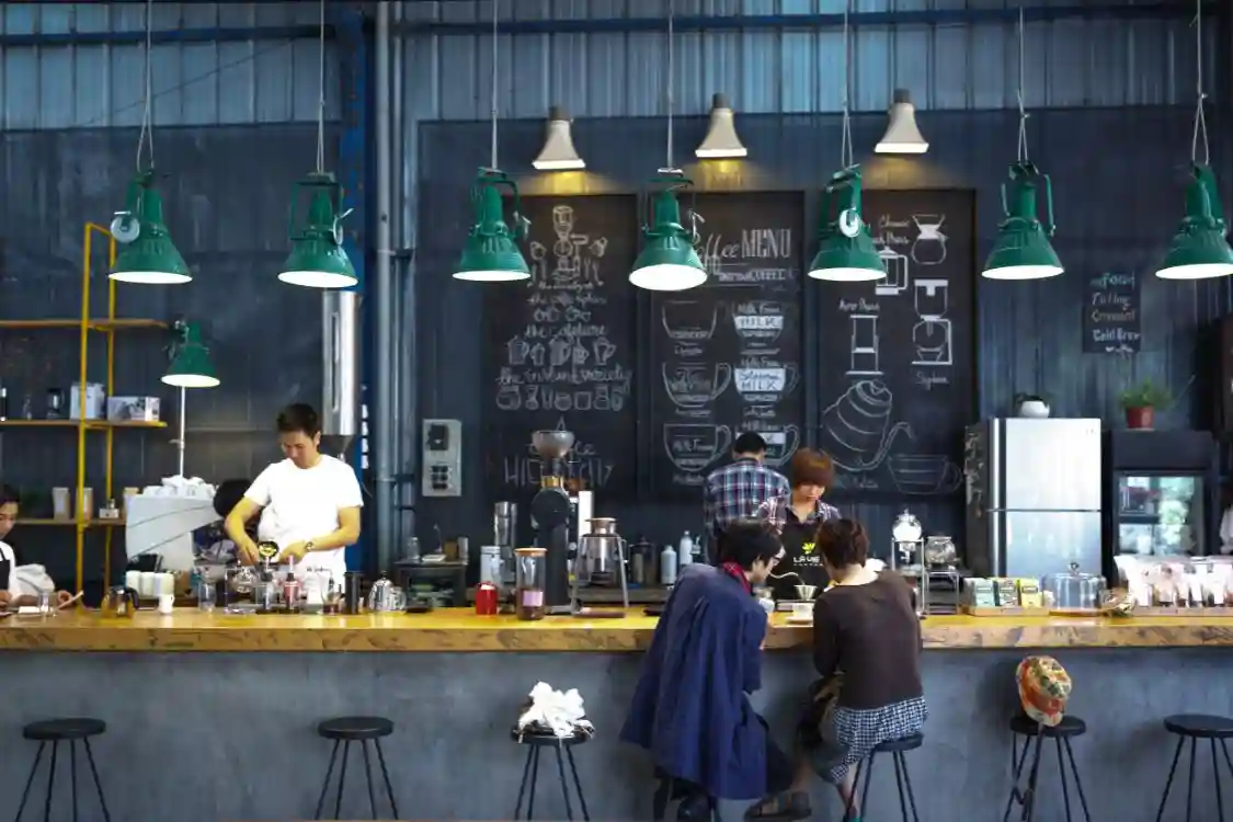 辞职开店的年轻人：3个月开倒一家店；半年亏掉18万
