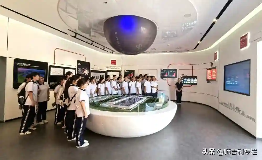 咸阳彩虹中学开展隆基绿能、红星软香酥食品集团研学活动