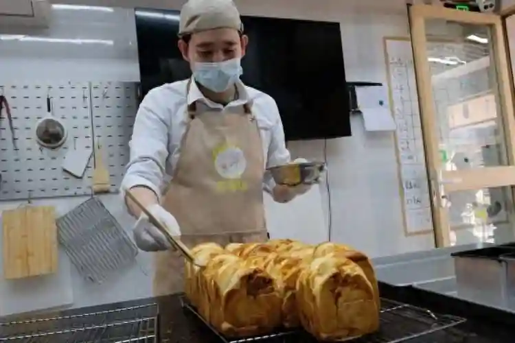 来自星星的孩子长大，嘉定这个面包房给他们带去希望